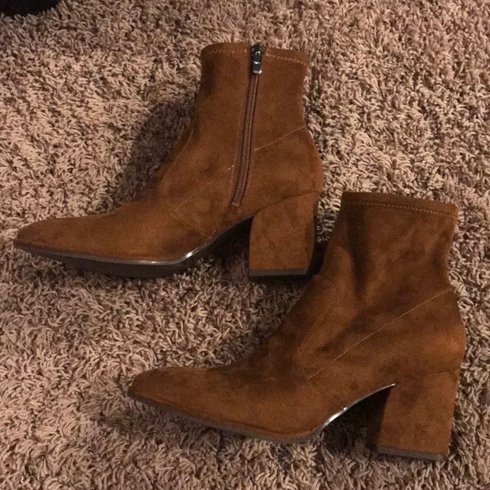Super new boots, but it’s too big on me.